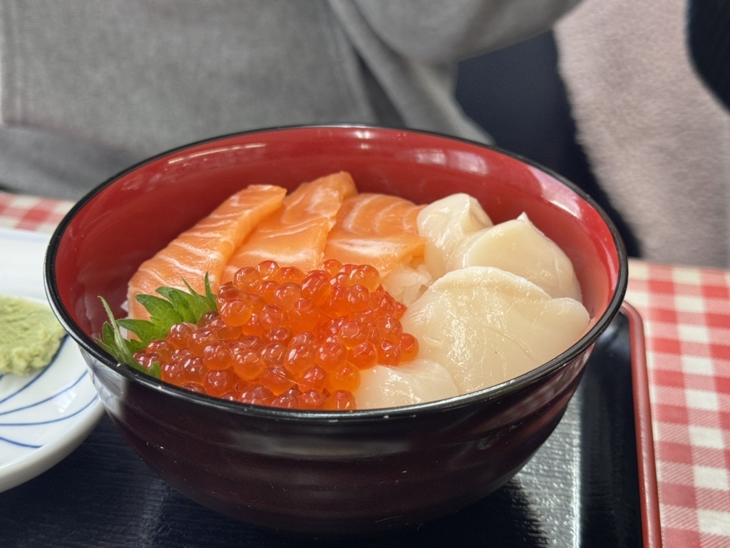 漁師の海鮮丼で提供されている三色丼B(サーモン・いくら・ホタテ)