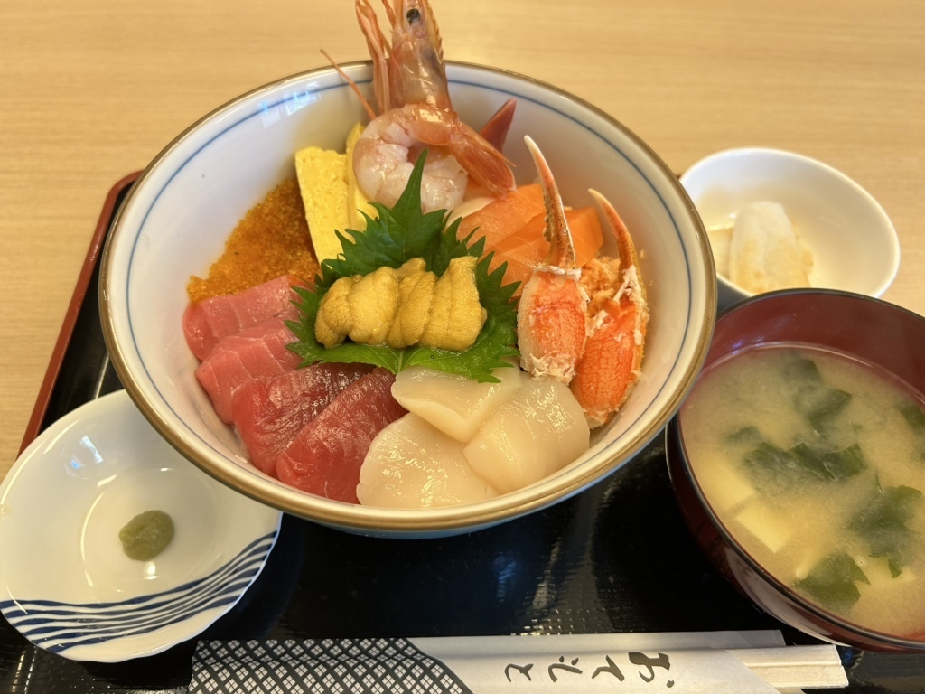 はせくら茶屋で提供されている海鮮丼(うに乗せ)