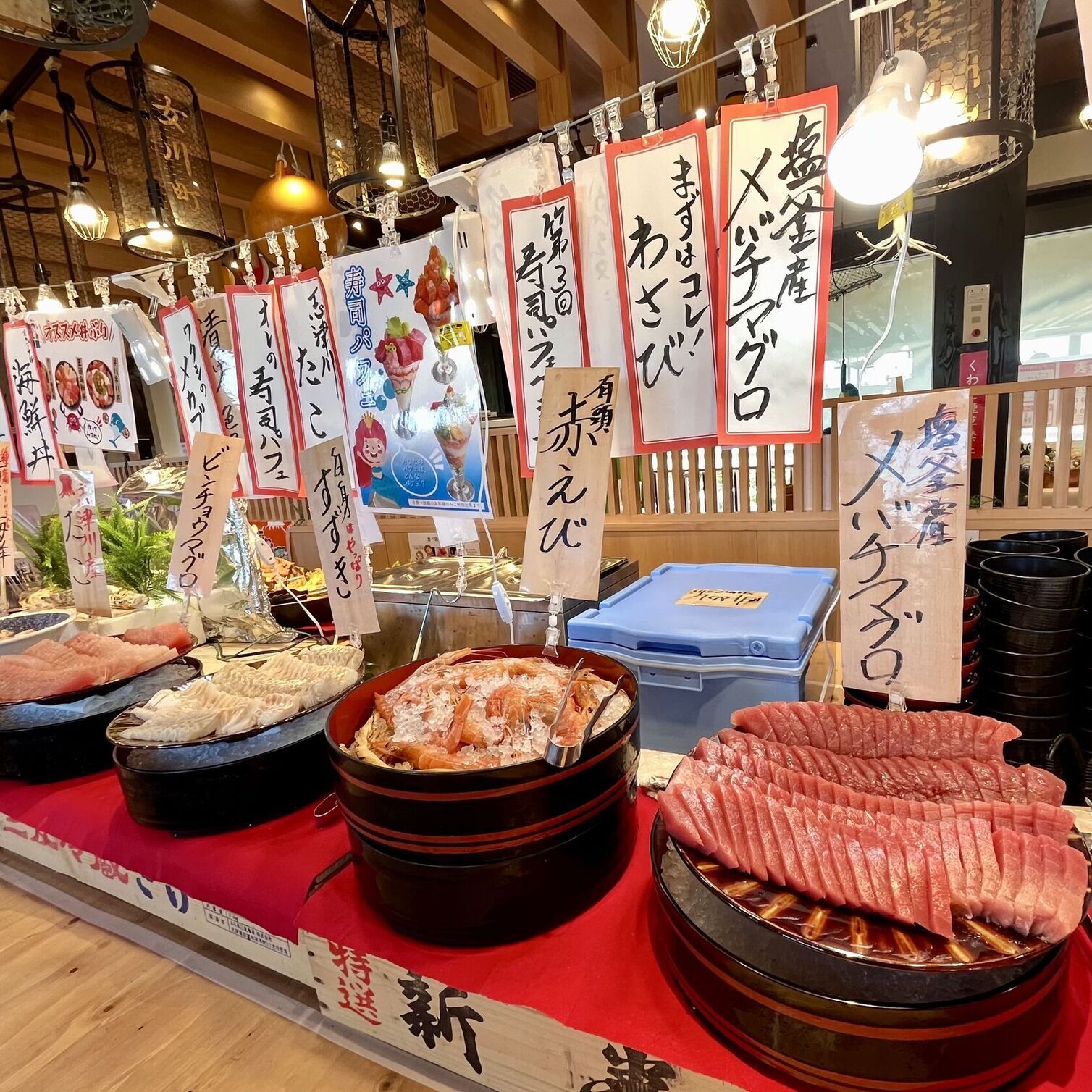 おさしみ水族館の海鮮が陳列されている様子