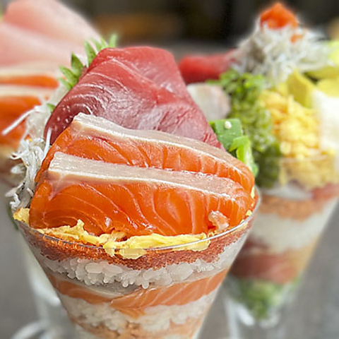 おさしみ水族館で作れる海鮮パフェ