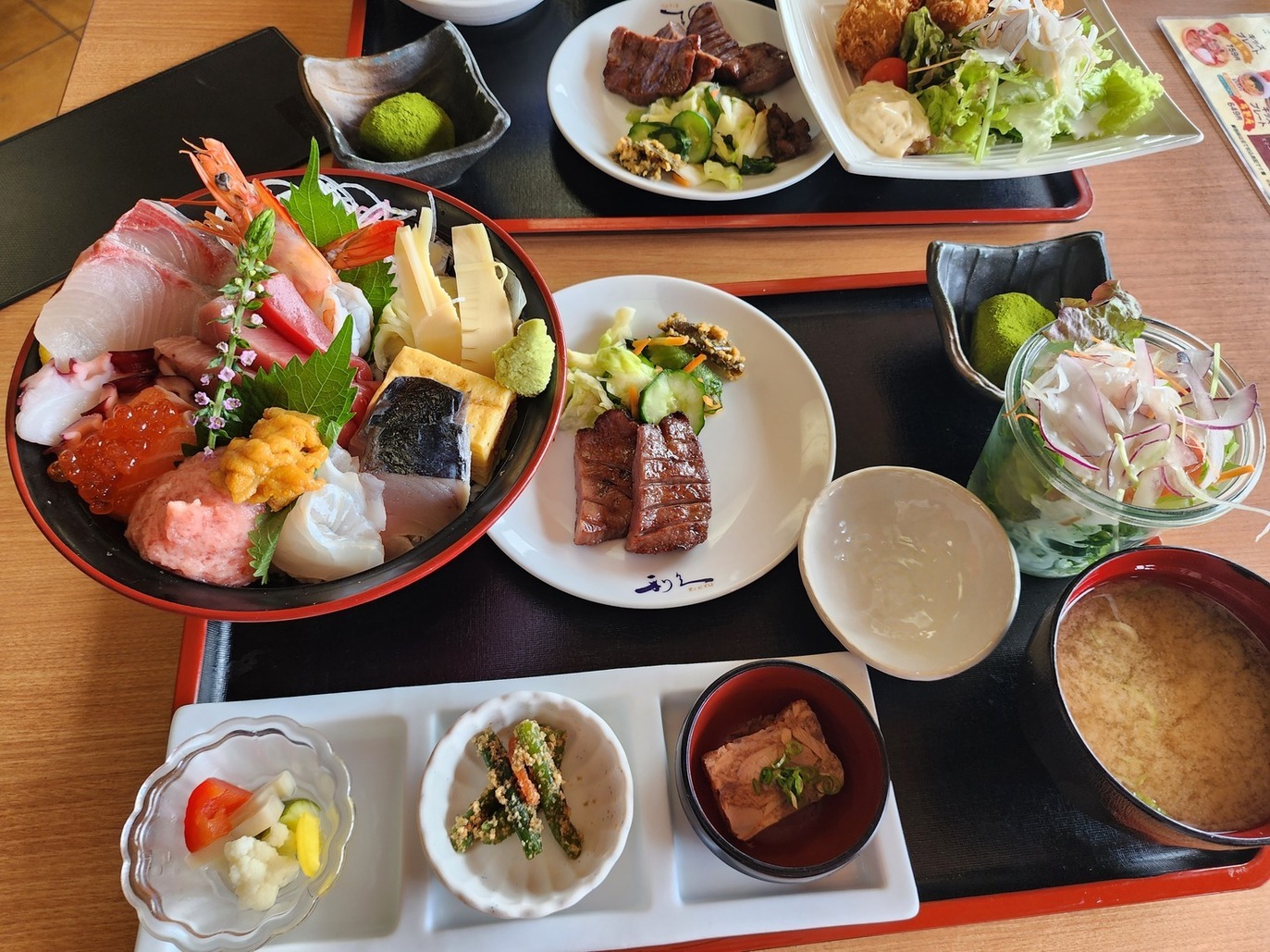 牛たん炭焼き 利久 五大堂で提供されている海鮮丼定食