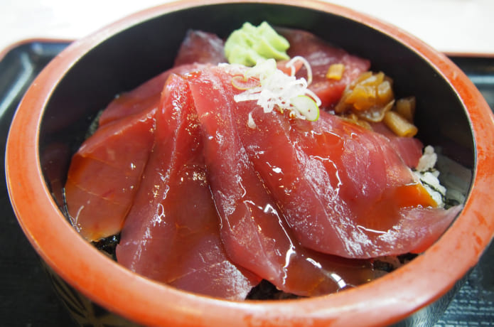 松島さかな市場で提供されている鉄火丼(マグロ丼)