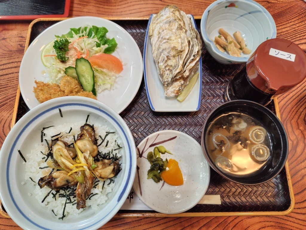 南部屋で提供されているカキ丼セット