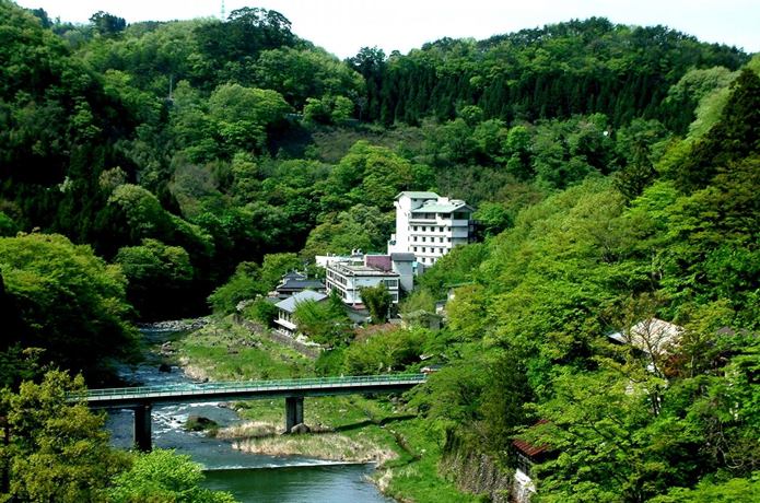新緑に囲まれた小原温泉