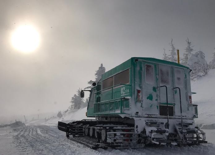 ホワイトアウトと雪上車