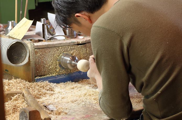 こけしの製作現場