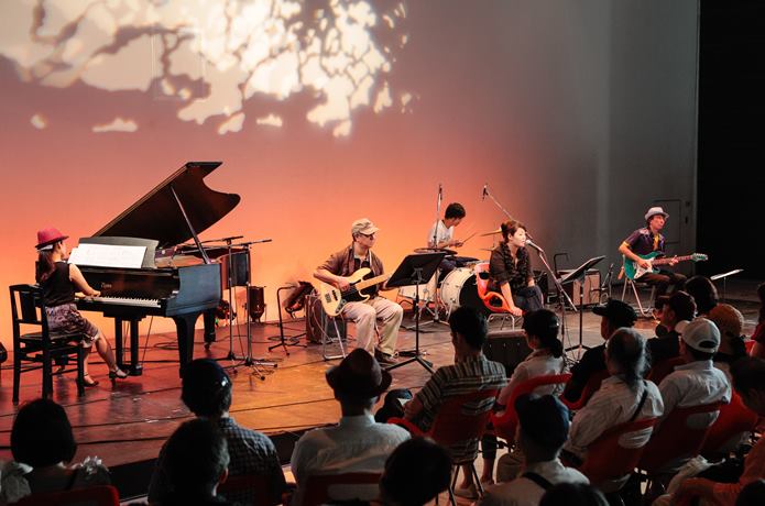 館内で行われる演奏