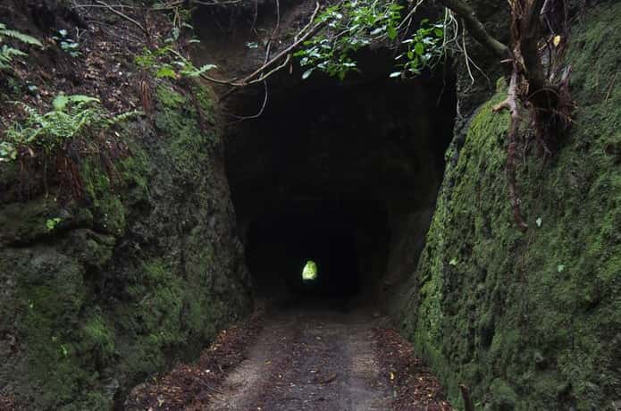 郵便局に続くトンネル