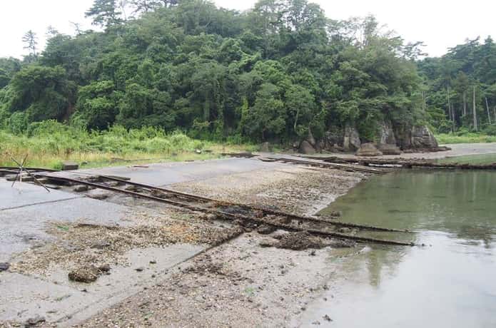 鮫ヶ浦に続く線路