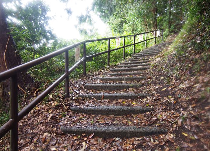 稲ヶ﨑公園に続く階段