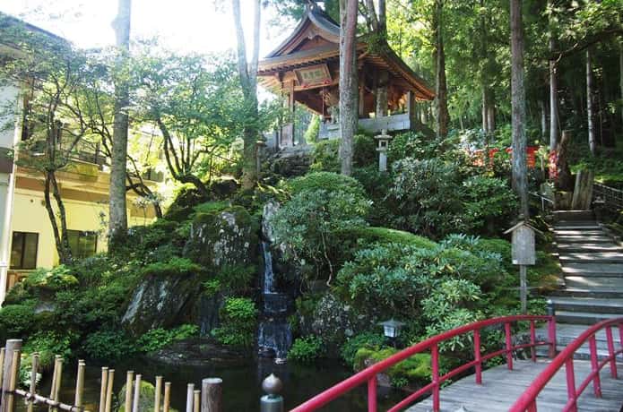西方寺境内にある天皇塚と橋