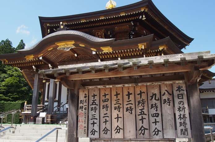 大本堂と祈祷時間