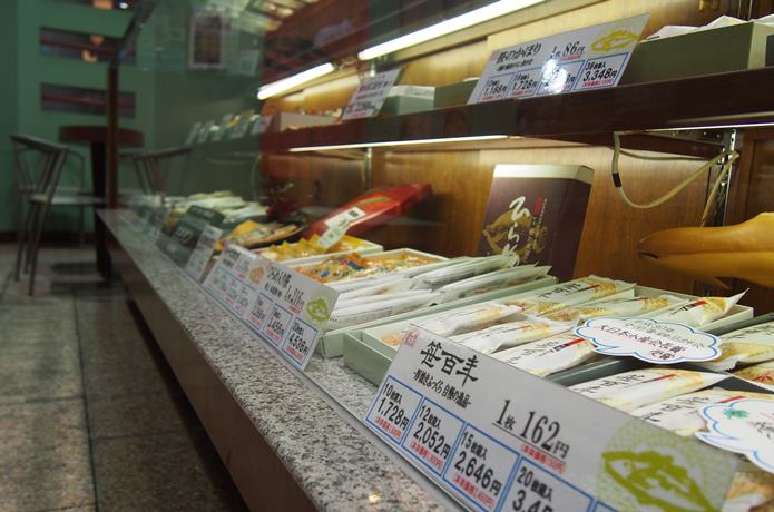 蒲鉾が並ぶショーケース