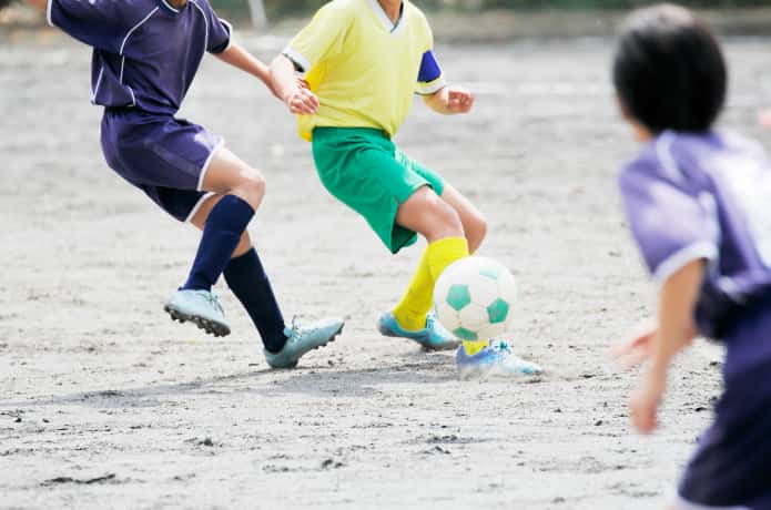 サッカーをする子供
