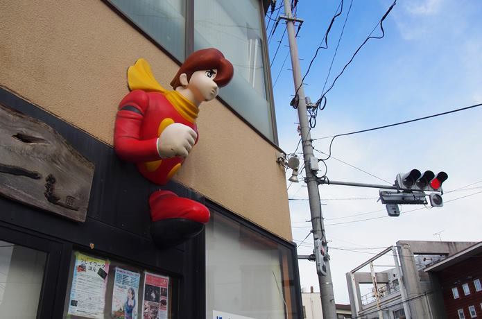 石巻の街中にあらわれるサイボーク009