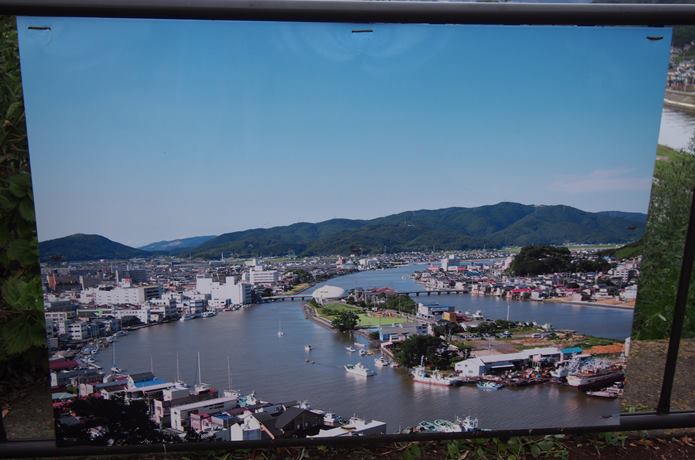 震災前の旧北上川と石巻萬画館