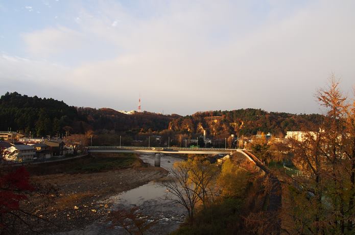 朝日に染まる仙台城址
