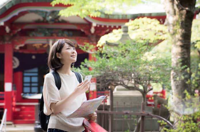 一人旅する女性イメージ