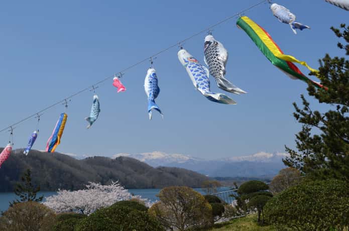 釜房ダムと鯉のぼり