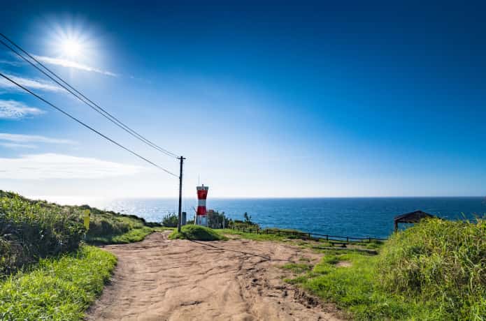 網地島と赤い灯台