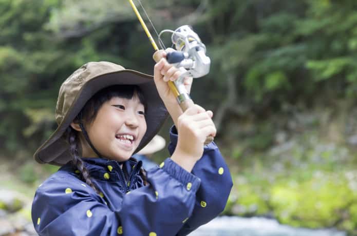 釣りをする子供　イメージ