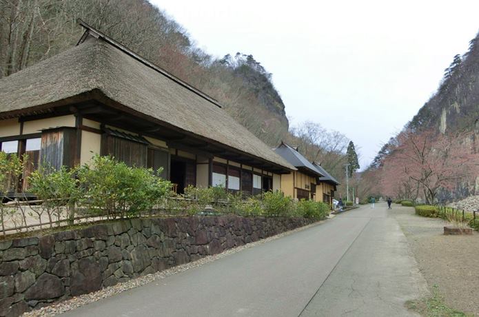 材木岩 横断屋敷