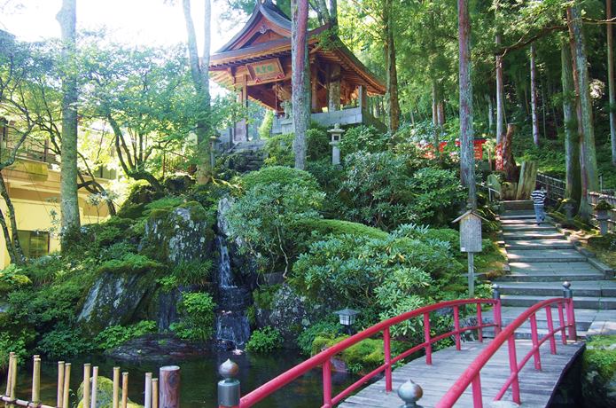 定義如来　西方寺　境内