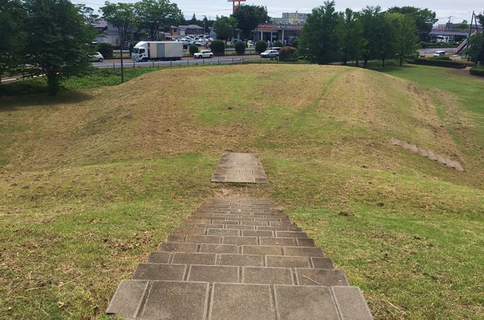 遠見塚古墳と市街地