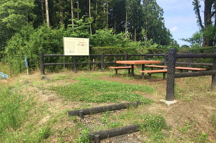 雷神山古墳の休憩所