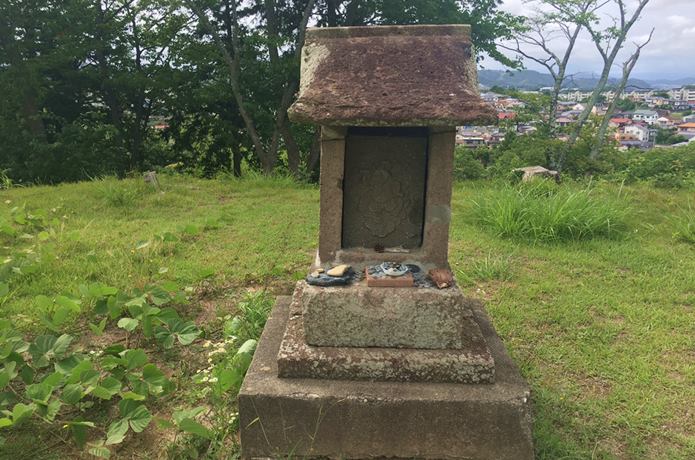 雷神山古墳にある祠