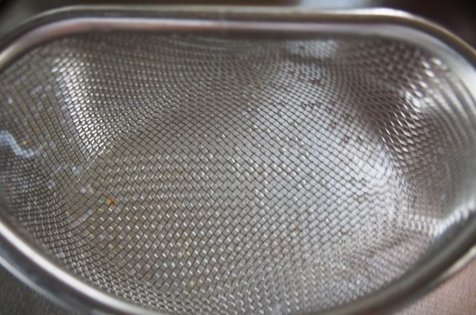 温麺を水きりしたザル