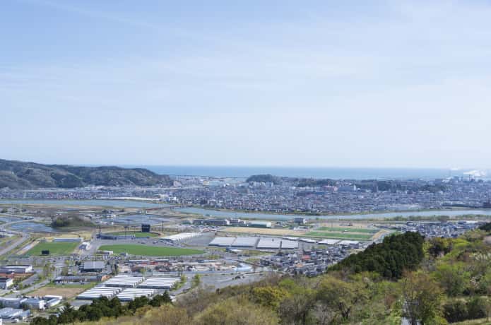 石巻市街と太平洋