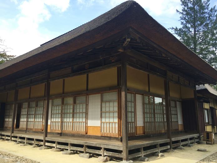 池から見る有備館