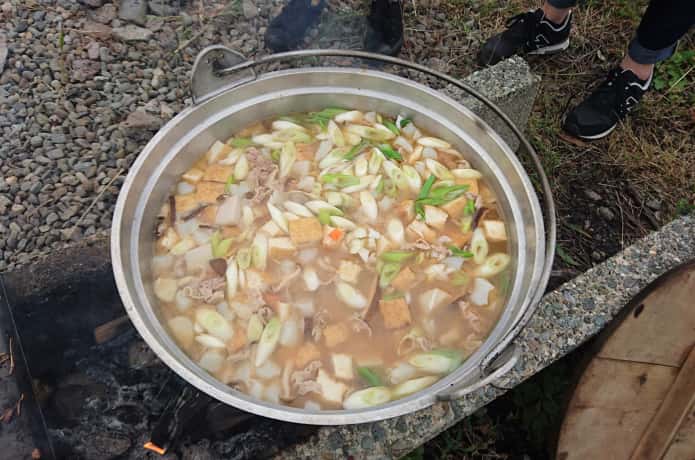 野外で芋煮会