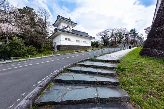 大手門脇櫓と道路