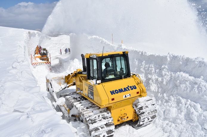 雪の壁　除雪車