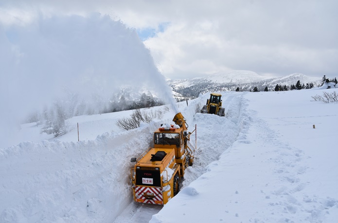 雪の壁　除雪する車