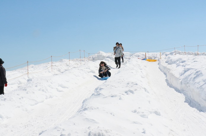 蔵王　雪の壁　ソリ滑り