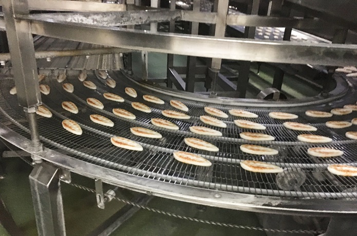 馬上かまぼこ　焼き上がった笹かまぼこ
