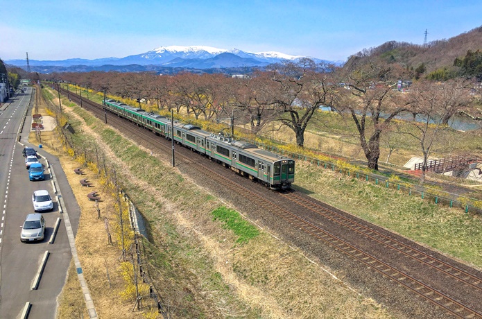 東北本線と白石川千本桜