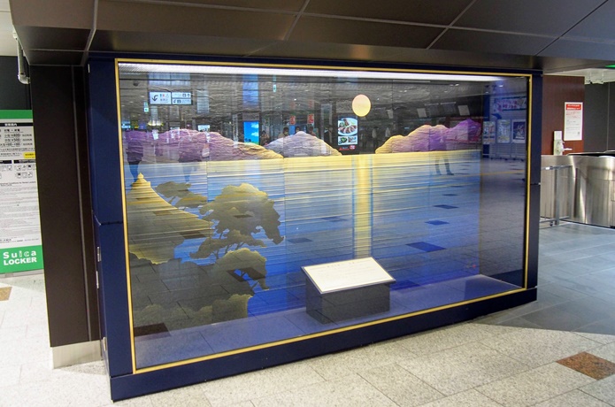 仙台駅　雄勝石絵の前