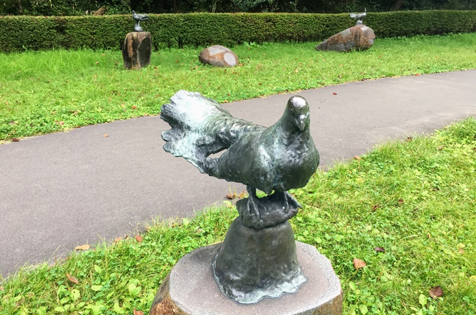 平和とやすらぎの広場にあるハトの彫刻