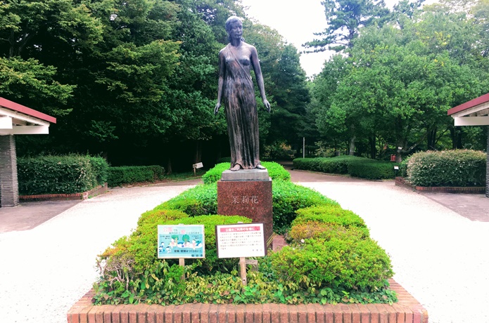 台原森林公園　女性のブロンズ像