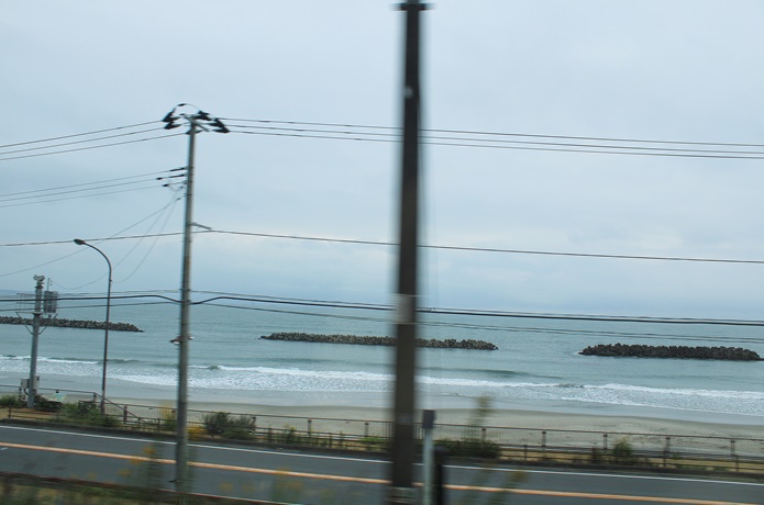  ひたちの車窓からみる海.