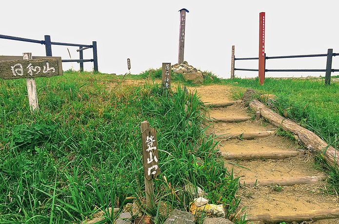 日和山　登山口からのぞむ山頂