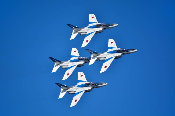 密集して飛ぶブルーインパルス