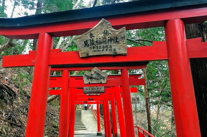 萬蔵稲荷神社　鳥居と拝殿
