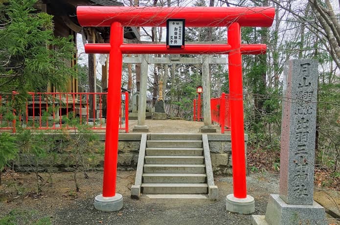 萬蔵ゆかりの境内社・出羽三山神社　鳥居