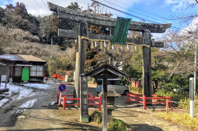 亀岡八幡宮　入口