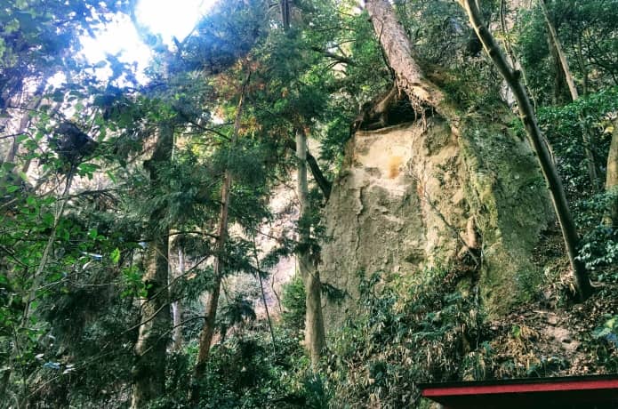 蠣崎稲荷大明神　崖
